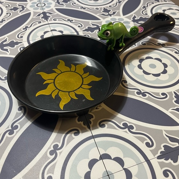 Disney Tangled Rapunzel Frying Pan Skillet Costume Toy w/Pascal figure on handle